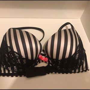 4 VIctoria’s Secret and 1 Pink push-up bras.